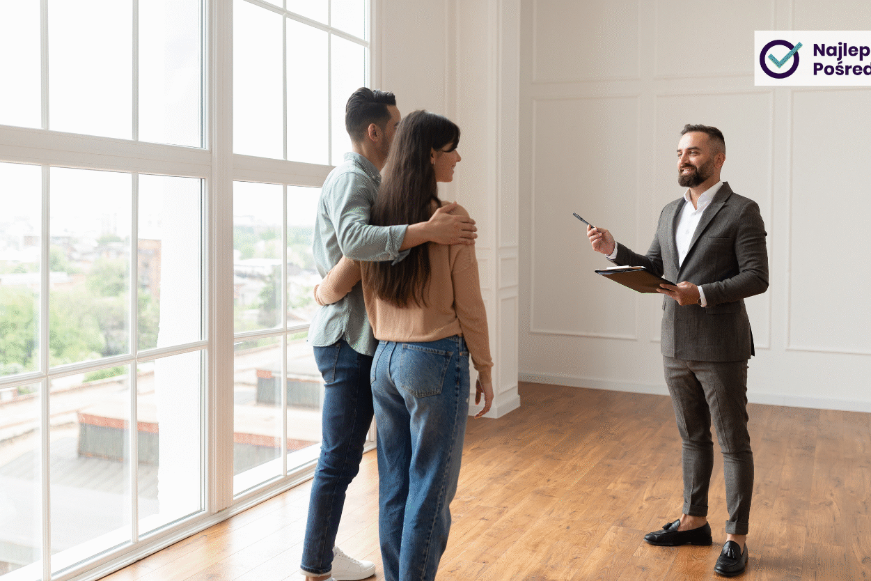 Pośrednik nieruchomości pokazuje mieszkanie potencjalnym klientom