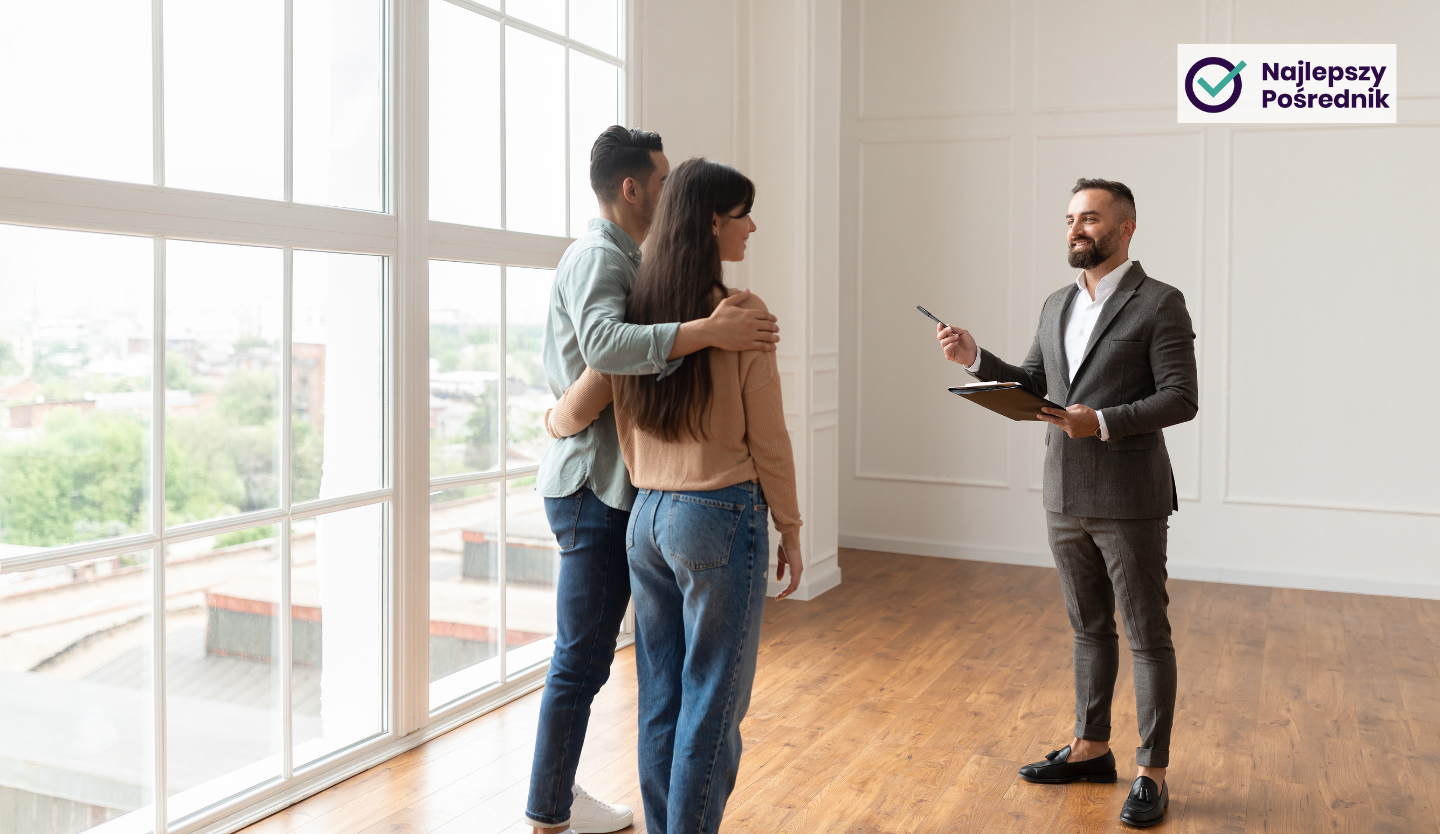 Pośrednik nieruchomości pokazuje mieszkanie potencjalnym klientom