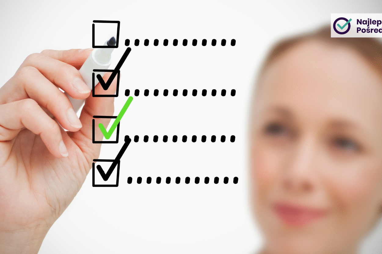 Kobieta widziana w drugim planie odhacza elementy na liście w pierwszym planie