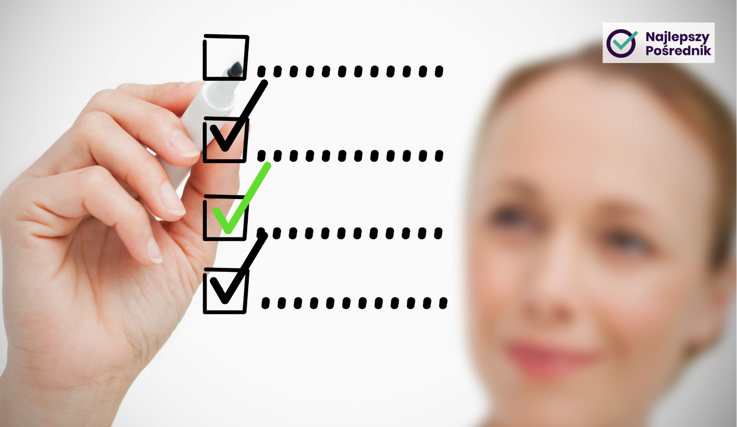 Kobieta widziana w drugim planie odhacza elementy na liście w pierwszym planie