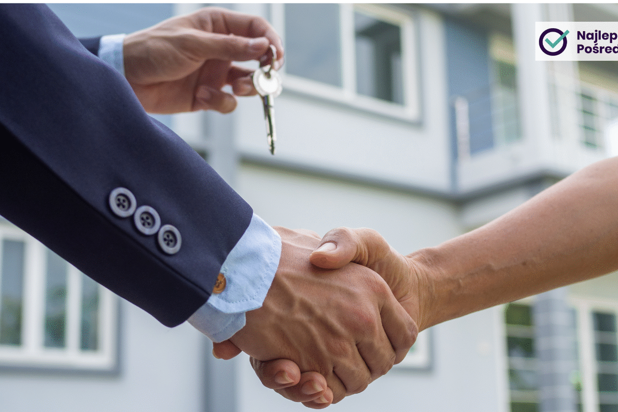 Agent nieruchomości ściska dłoń klienta przy finalizacji transakcji