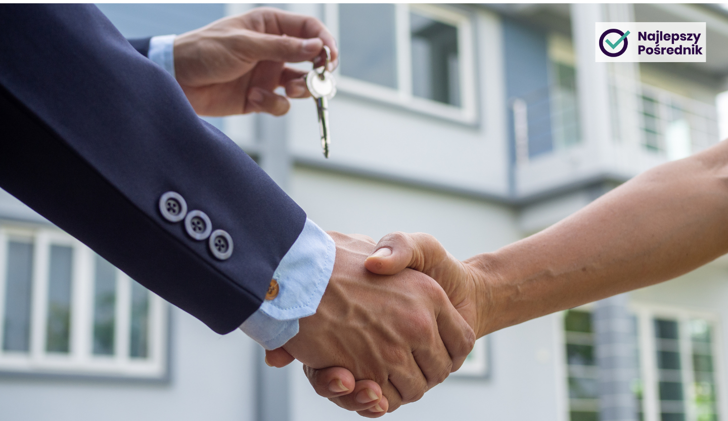 Agent nieruchomości ściska dłoń klienta przy finalizacji transakcji