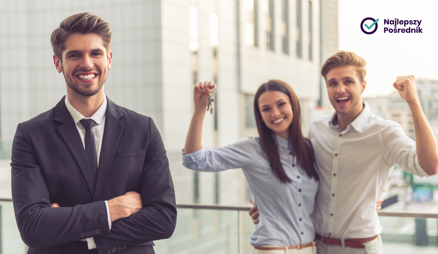 Uśmiechnięty pośrednik nieruchomości, a z tyłu młode entuzjastyczne małżeństwo